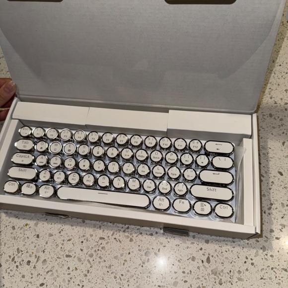 STOGA White Retro RGB Mechanical Keyboard - Picture 3 of 11